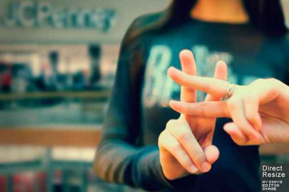 Человек держит руку с пальцем, близко фотография части тела.