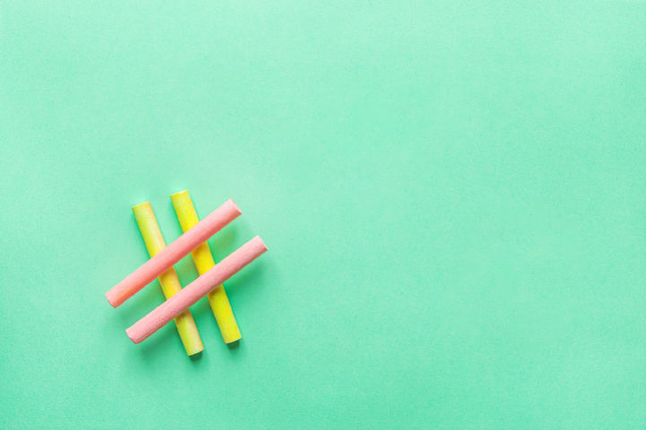 Еда и сладости - разнообразие вкусов и текстур на белом фоне.