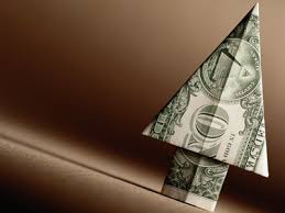 Деньги - купюры разного номинала на столе, финансовая тема.