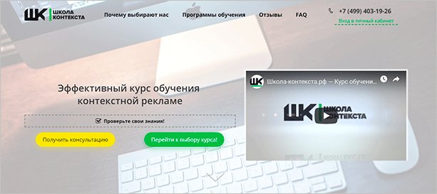 Текст на бумаге перед монитором с компьютерной клавиатурой и аппаратурой.