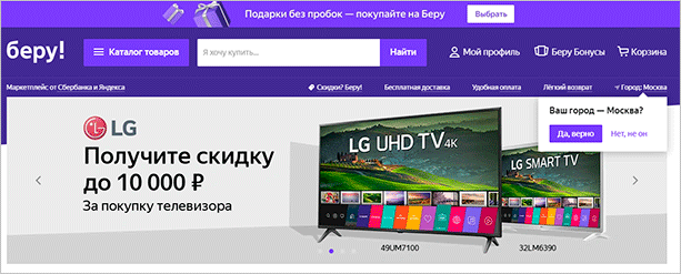 Изображение монитора на рабочем столе с компьютерным оборудованием.