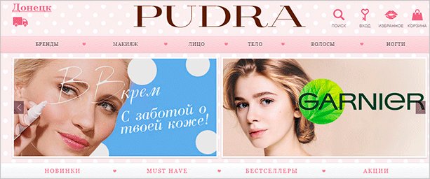 Взрослая женщина смотрит на экран монитора с текстом, демонстрируя женское лицо.