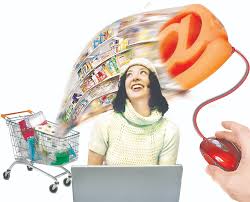 Женщина-взрослая в свитере с лаптопом, лицо на фоне электроники.