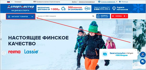 Человек в шапке на лыжной трассе под открытым небом в снегу.