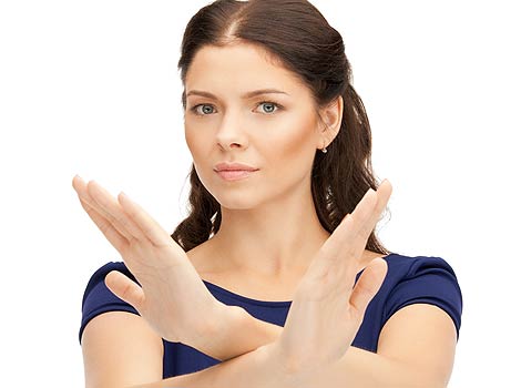 Черно-белый портрет человека с крупным планом лица, шеи, руки и пальцев.