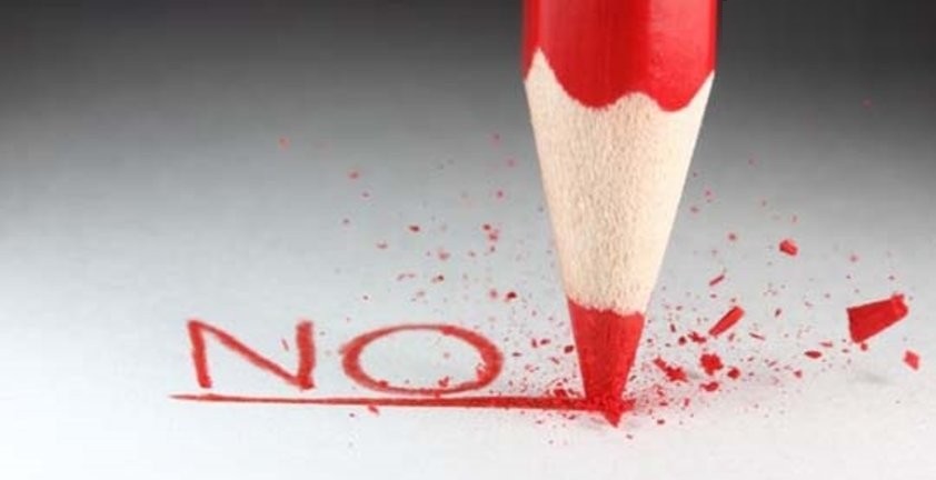 Карандаш желтого цвета на белом фоне, предмет письма и творчества.