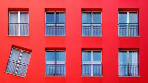 Городская архитектура с окнами в кондоминиуме, демонстрирующая стильный интерьер и домашний декор.