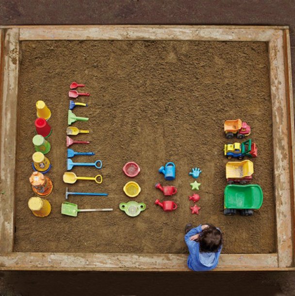 Человек на открытой игровой площадке у пляжа со столовым прибором.