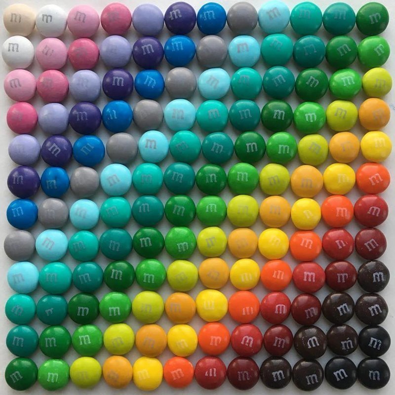 Еда, сладости и спорт - теннисный мяч и конфеты.