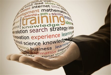 Фото человека с мячом для регби на фоне сферы и космоса.