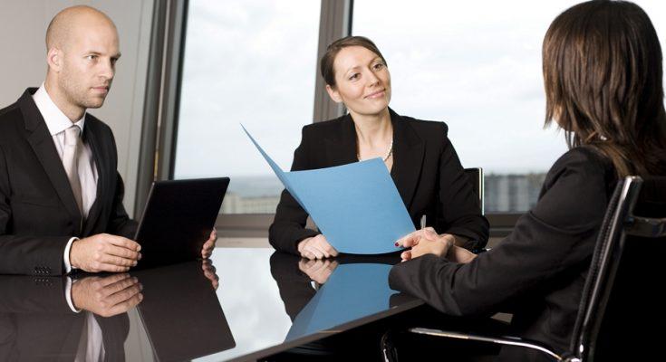 Женщина в деловом костюме участвует в интервью. Персона, взрослая, разговор.