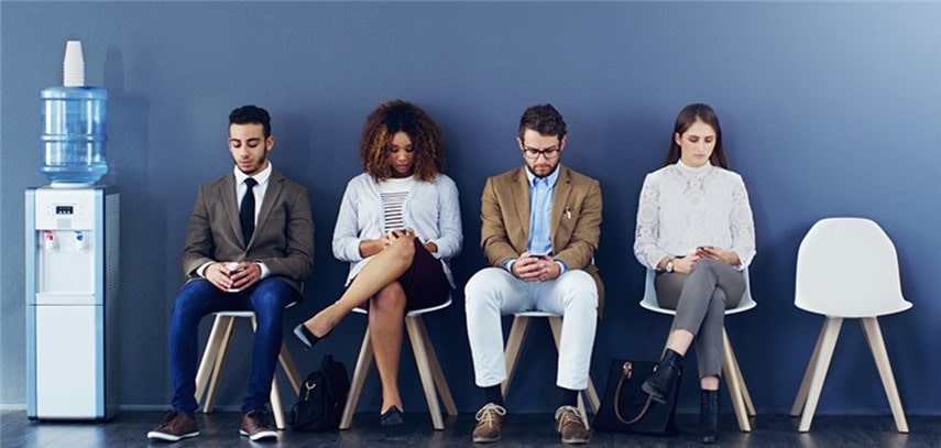 Взрослый мужчина и женщина на групповом фото с обувью, сумкой и стулом.