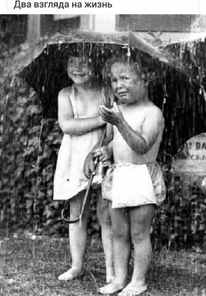 Мальчик и девочка в шортах играют у фонтана с водой, портрет.