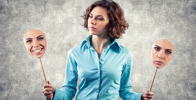 Женщина счастлива и улыбается, делая селфи портрет своего лица.