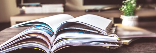 Человек читает книгу. Изображение публикации с текстом на странице.