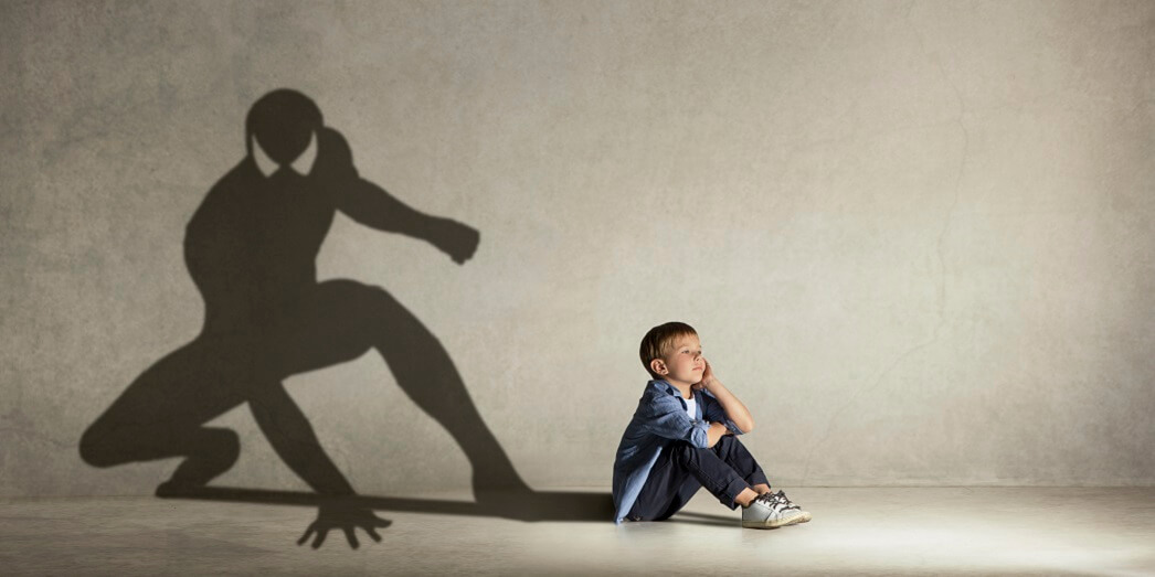 Мужчина в пальто и обуви стоит рядом с мальчиком, сфотографированное лицо.