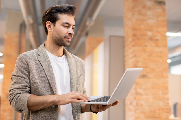 Компьютерный исполнительный мужчина за ноутбуком. Электроника. Персоналзированное SEO-оптимизированное описание из