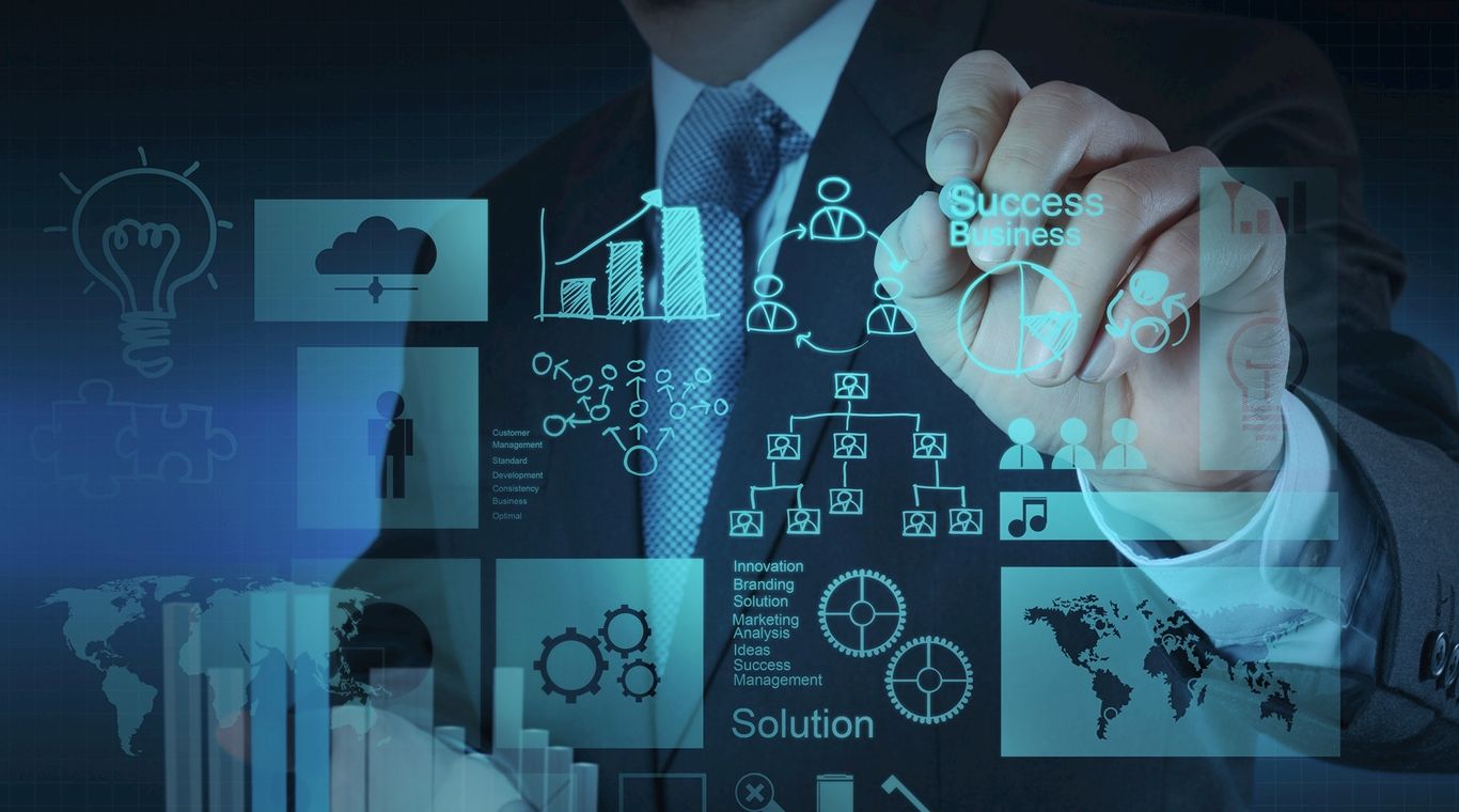 Человек в деловой одежде с аксессуарами и галстуком, обеспечивающий безопасность.