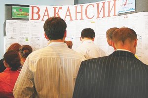 Люди на семинаре с рекламным плакатом: взрослые, мужчина, женщина.