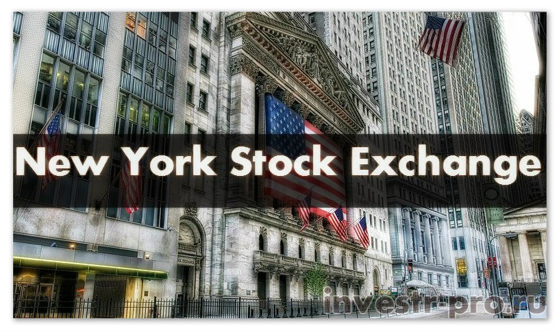 Городская улица с небоскребами и офисными зданиями в современном районе.