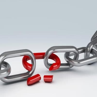 Цепь на черном фоне, уникальный аксессуар для стильного образа.