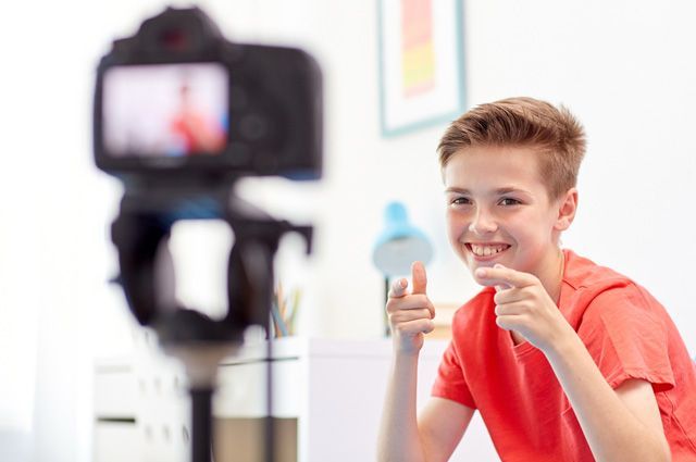 Фотография счастливого мальчика, улыбающегося. Персона, лицо ребенка, мужской пол, палец на