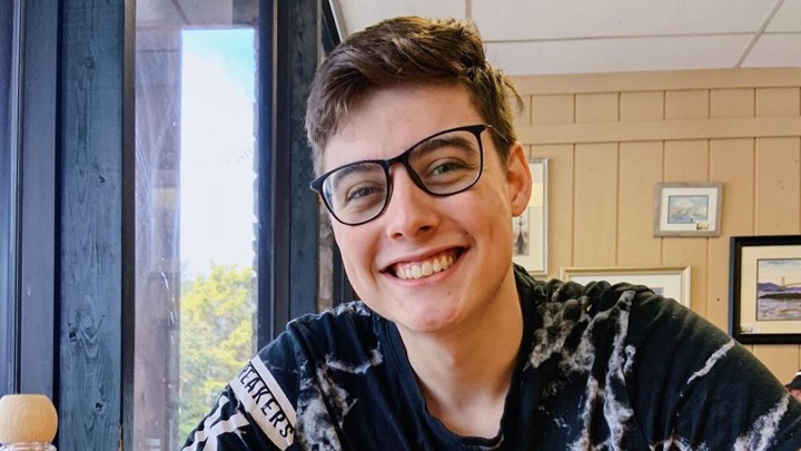 Аксессуары на лице счастливого человека в очках с улыбкой на фоне рамки.