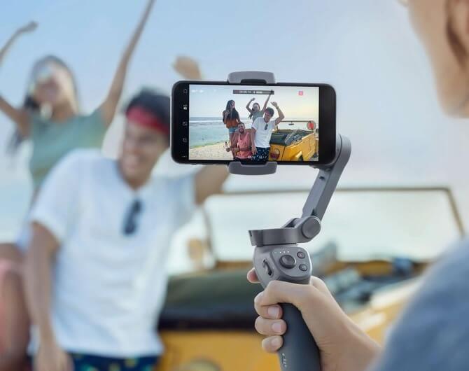 Selfie с лицом человека, который фотографирует себя на мобильный телефон.