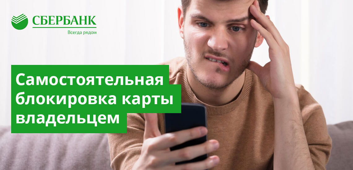Фотография портрета взрослого мужчины с мобильным телефоном в руках.
