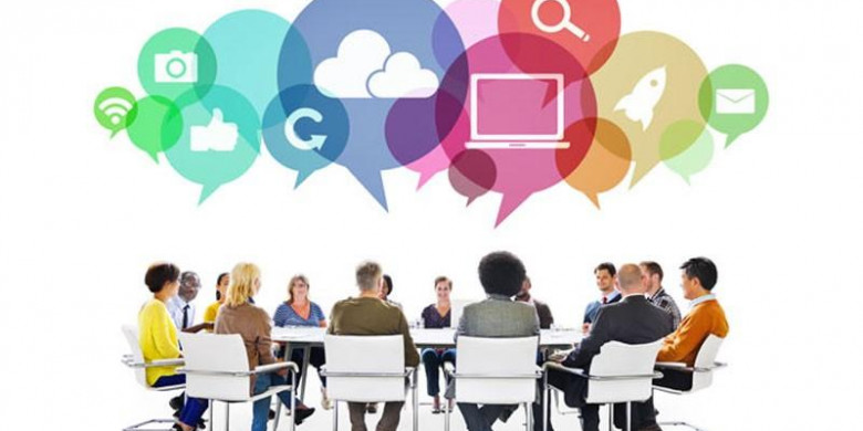 Люди на семинаре: взрослые женщина и мужчина в аудитории.