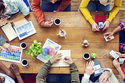 Стол с кофейным столиком, люди - мужчина и женщина на заднем плане.