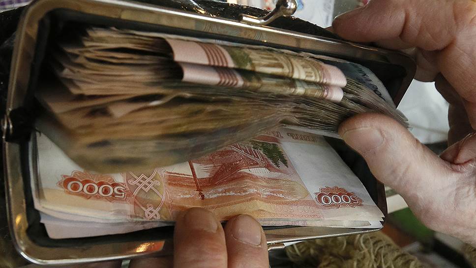 Денежные купюры разбросаны по столу - изображение для запроса "деньги" в Яндексе.