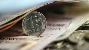 Монета на льду хоккейной площадки с шайбой: спорт, катание на коньках.