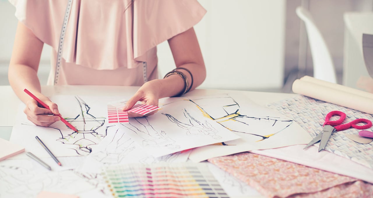 Человек пишет и режет: ручка, ножницы, письменное дело.