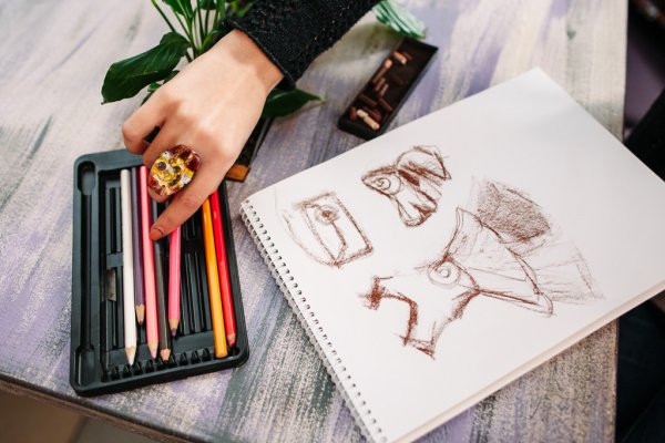 Изображение с искусством рисунка и документами: удостоверения личности, паспорт, текст.