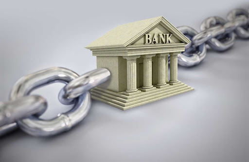 Цепь из металла на белом фоне - отличный фон для свадебной декорации.