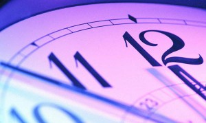 Чёрная школьная доска с аналоговыми часами: источник стимуляции для учащихся.