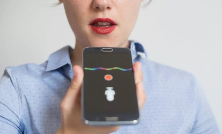 Электроника: мобильный телефон iPhone - изображение лица человека.