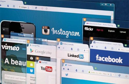 Автоматический бензонасос с монитором, смартфоном и компьютерным оборудованием.