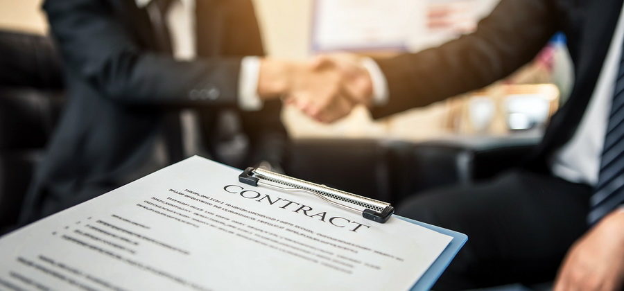 "Раскладной нож с текстом на белом документе - оружие высшего класса"