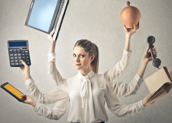 Фотография мужчины и женщины с феном и мобильным телефоном.