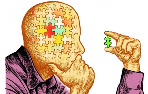 Взрослый мужчина играет в игру на компьютере.