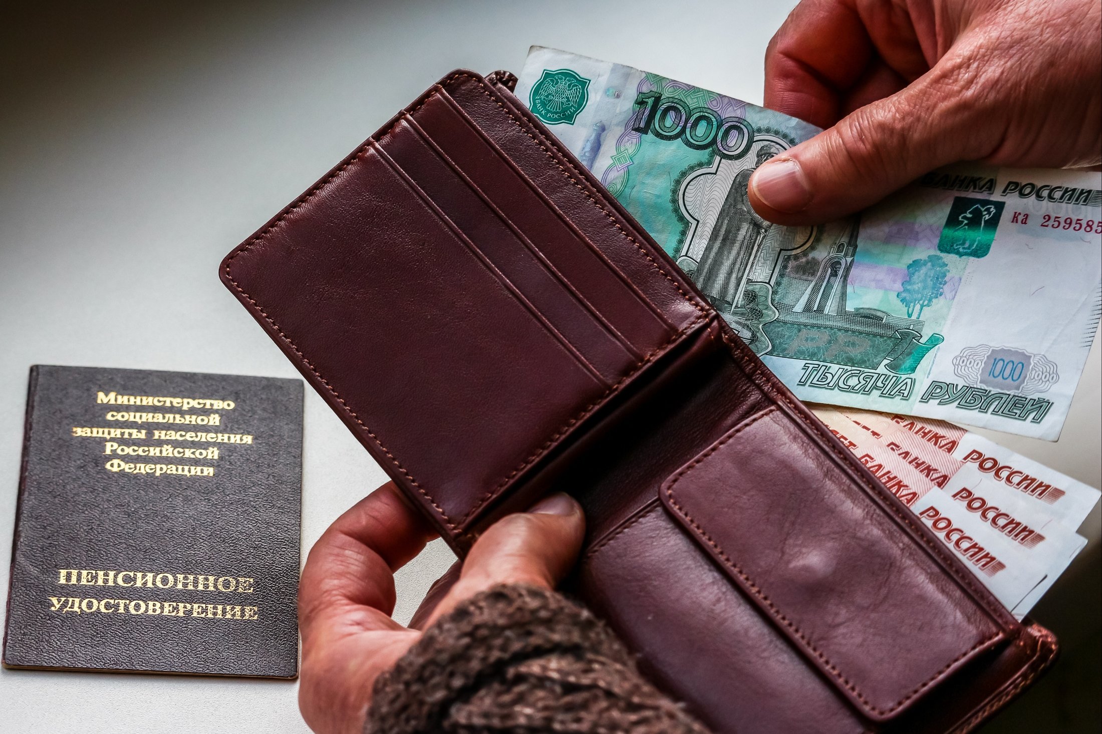 Аксессуары - кожаный кошелек с документами, удостоверениями личности и паспортом.