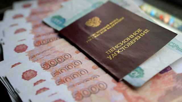 Документ с учетными данными: текст, удостоверение личности, паспорт, кредитная карта.