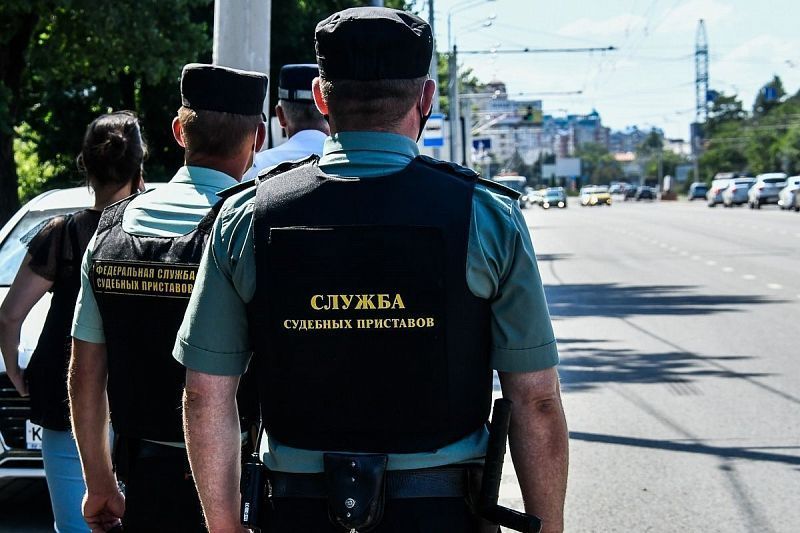 Мужчина-полицейский в униформе и шляпе возле автомобиля. (Officer, Person, Police Officer, Adult, Male, Man, Clothing, Hat,