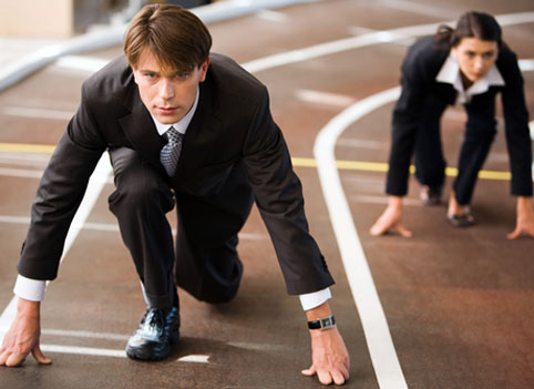 Человек в пальто с серьгой, взгляд направлен в камеру.contentMode: form-control(valid)