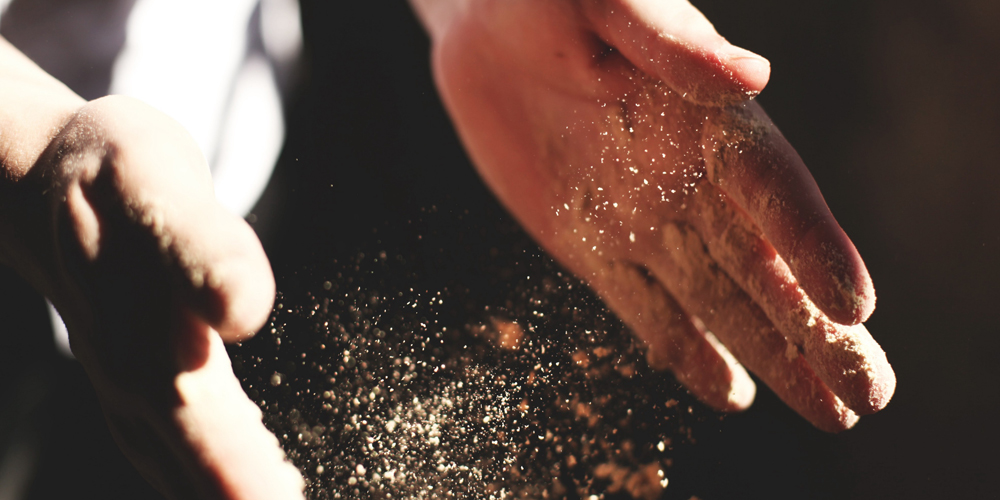 Рука человека, приготовление пищи, пальцы на лице, насыпает пряности.