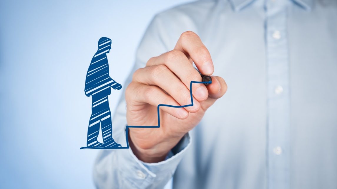 Человек держит руку с пальцами.