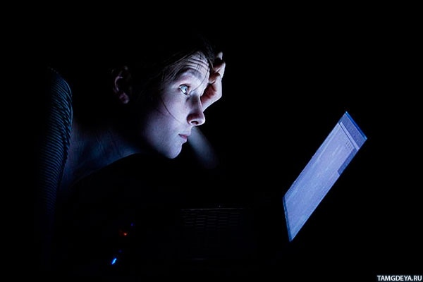 Женщина смотрит на монитор ноутбука, работает на компьютере, фотография.