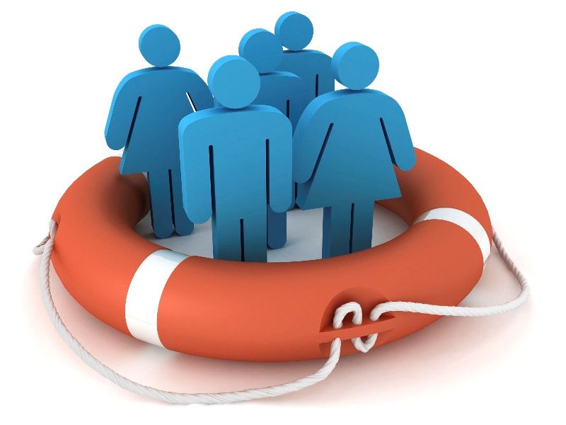 Вода кристальной чистоты в стеклянном стакане - освежающий напиток в жаркий день.